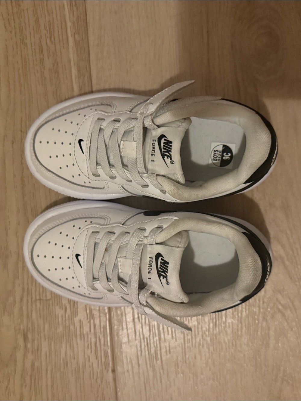 Nike Kids White and Black Low Top Sneakers 
Never worn